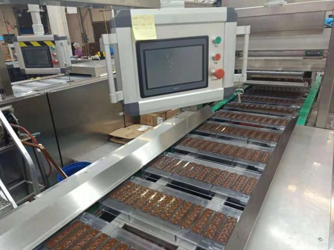 Le casse-croûte industriel usine le centre coloré deux remplissant barre de chocolat de déposant de distributeur de chocolat chaud faisant former la machine