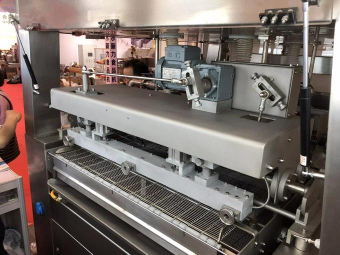 Ligne complètement automatique chocolat d'enrobeuse de bonbons au chocolat enrobant la machine avec le tunnel de refroidissement