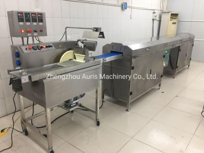 Ligne complètement automatique chocolat d'enrobeuse de bonbons au chocolat enrobant la machine avec le tunnel de refroidissement